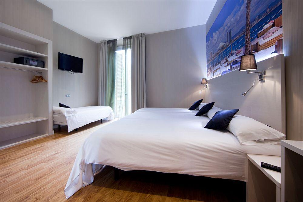 Hostal Bcn Ramblas Барселона Екстериор снимка
