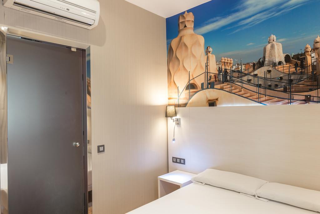 Hostal Bcn Ramblas Барселона Екстериор снимка